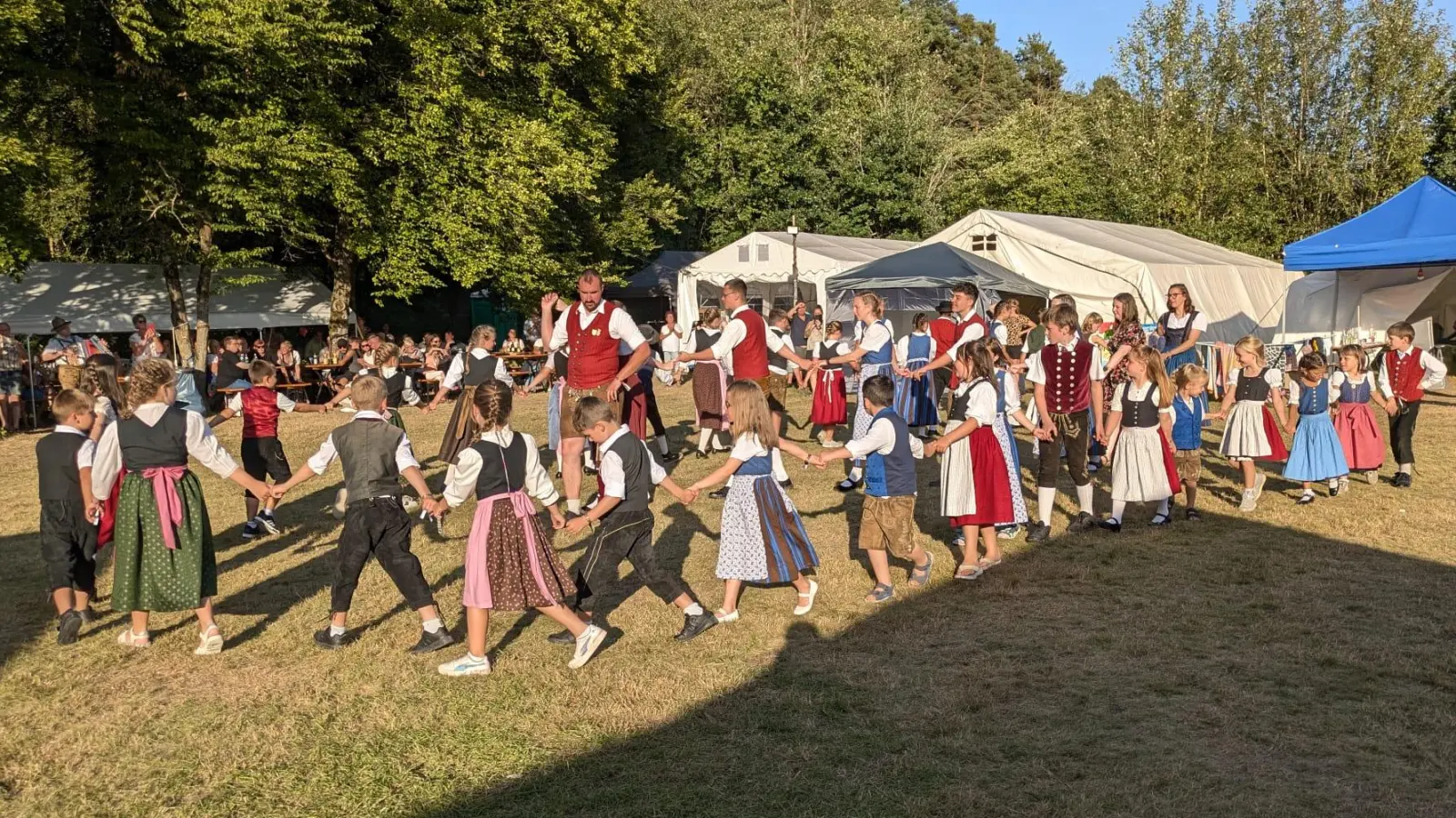 Beim Auftanz am Heimatabend. Hier zeigen sich alle KInder und Jugendlichen gemeinsam.  (Bild: Christian Summer)