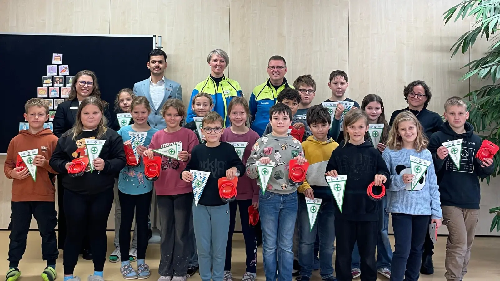 Schülerinnen und Schüler aus den Klasse 4a und 4b (Bild: Ulrike Erlbacher)