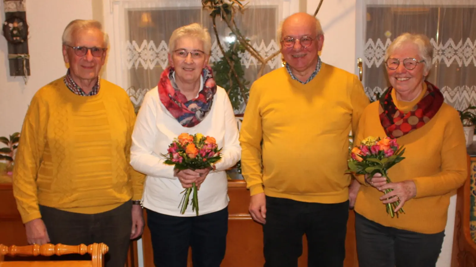 Der ehemalige Beisitzer Richard Wolf, Schriftführerin Elisabeth Murr (von links) und Schatzmeisterin Maria Bergler (rechts, mit Vorsitzendem Eckhard Bodner) wurden bei der Hauptversammlung des Heimatpflegebunds für besondere Verdienste geehrt. (Bild: Bernhard Piegsa )