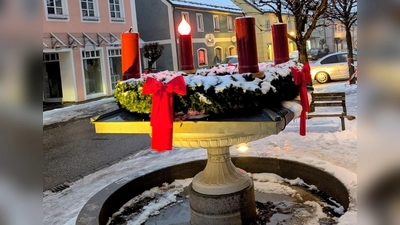 Adventskranz am Geistbrunnen (Bild: Anna Spörl)