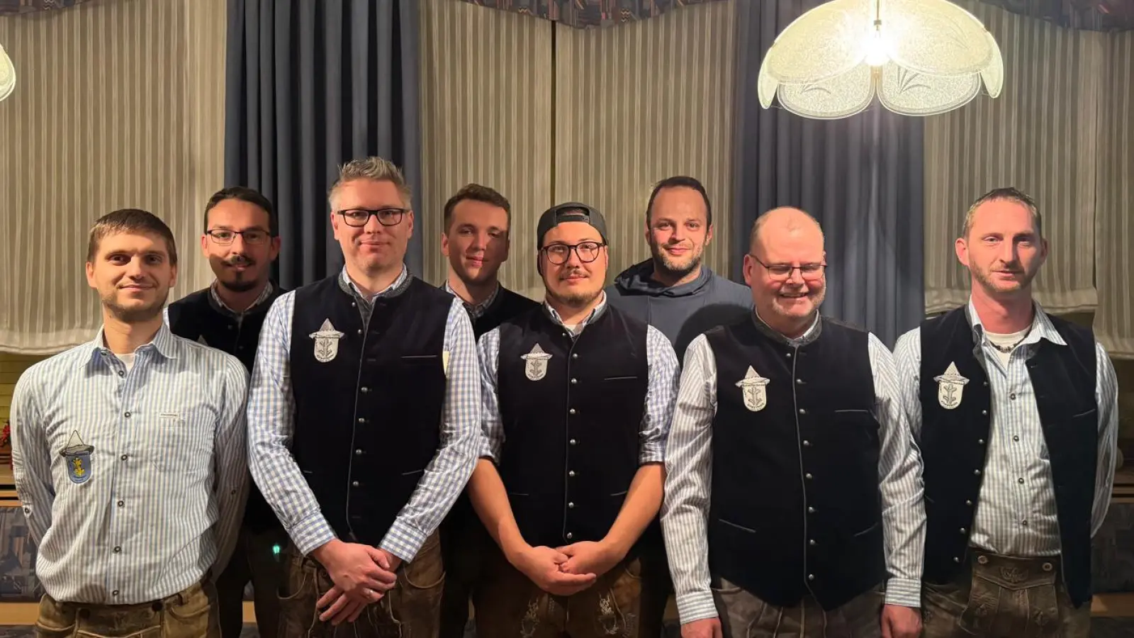 „Neu gewählte Vorstandschaft”<br>Von Links: Florian Graf, Felix Hiemer, Christian Kellner, Jonas Görlich, Bastian Reinwald, Matthias Reiß, Holger Krügelstein, Tobias Büller (nicht auf dem Bild: Moritz Heindl) (Bild: Bastian Reinwald)