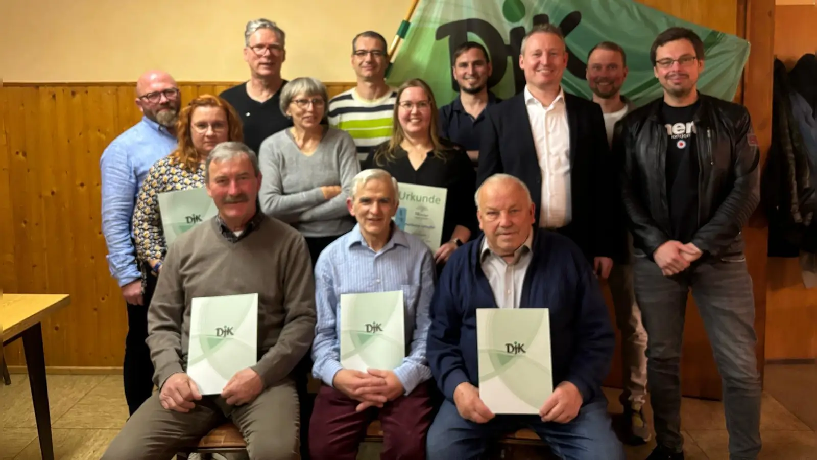 Die Vorstandschaft der DJK Letzau mit den Geehrten  (Bild: Katrin Forster)