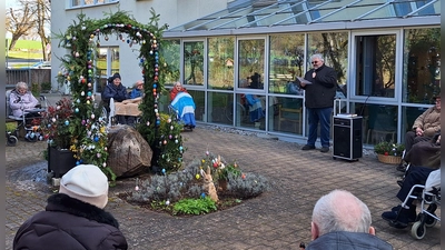 Der Osterbrunnen in der Friedlandstraße wird eingeweiht (Bild: Sylvia Benjamin)