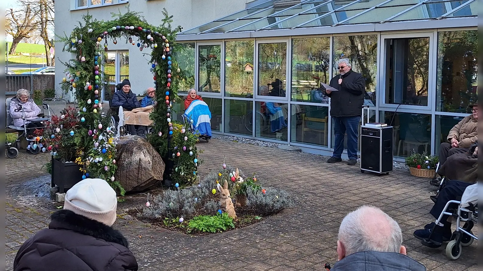 Der Osterbrunnen in der Friedlandstraße wird eingeweiht (Bild: Sylvia Benjamin)