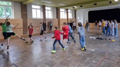  Die Firmlinge beim Völkerballspielen in der Turnhalle in Ensdorf (Bild: Elisabeth Schärtl)
