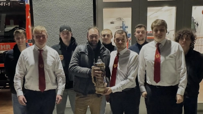 Aktuelle Vorstandschaft (erste Reihe) und aktueller Ausschuss (zweite Reihe). (Bild: Julian Sattich)