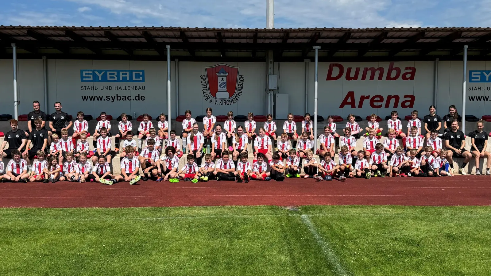 Teilnehmer des Fussballcamps mit Trainer. (Bild: Nicole Schusser-Schindler)