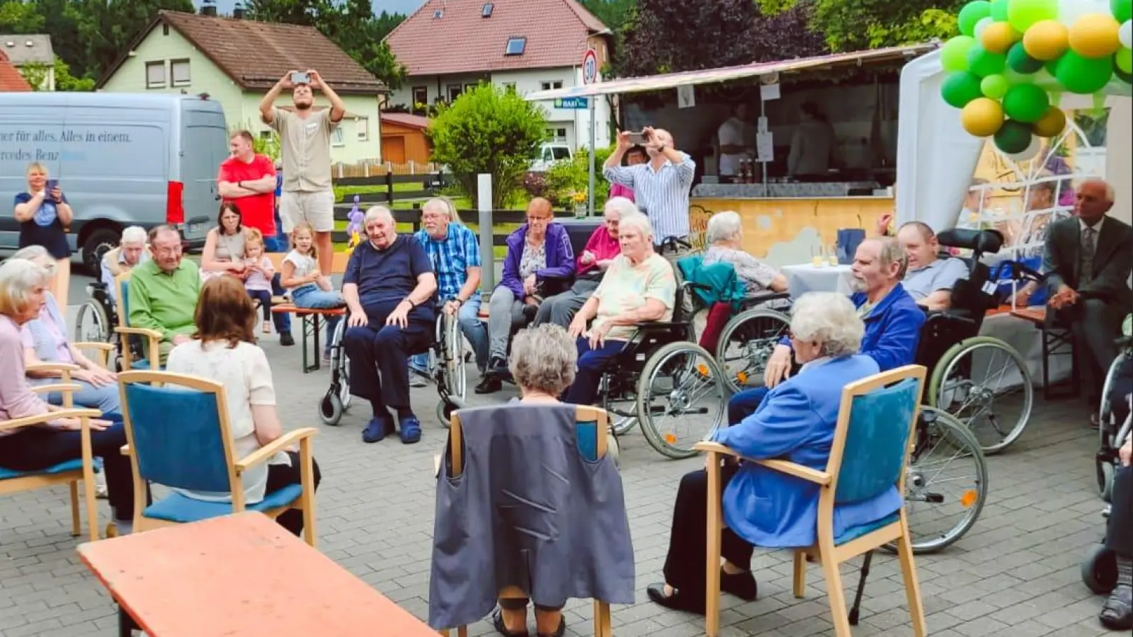 Die Bewohner und Gäste haben in den letzten Wochen einen Sitztanz einstudiert (Bild: Petra Kleier)