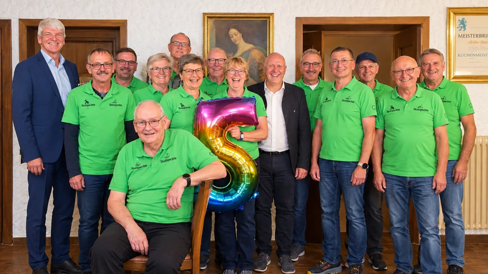 „Feiern fünf Jahre Vereinsgeschichte und den sportlichen Aufstieg: Die Mitglieder der Skatspechte Schnaittenbach in ihren Vereins-Poloshirts.“ mit Schirmherren und ersten Bürgermeister Marcus Eichenmüller und stellvertretenen Landrat Michael Rischke. (Bild: Peter Stingl (pstingl@t-online.de))