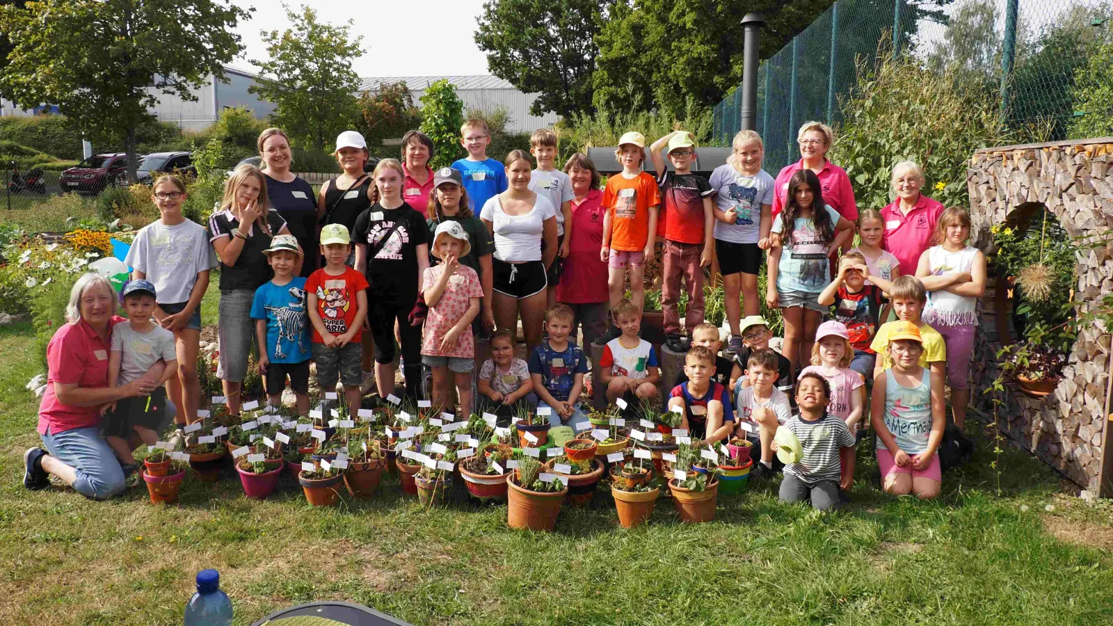 Stolz präsentierten die Kinder ihre selbst gestalteten Werke (Bild: Gerd Neumann)