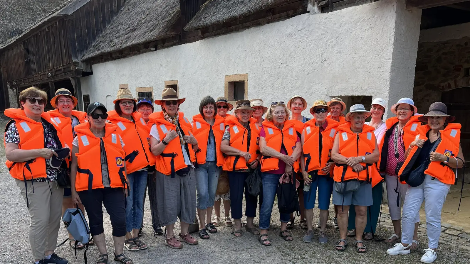 Die Teilnehmerinnen der Zillenfahrt in Schwimmwesten (Bild: Irmi Fenzl)