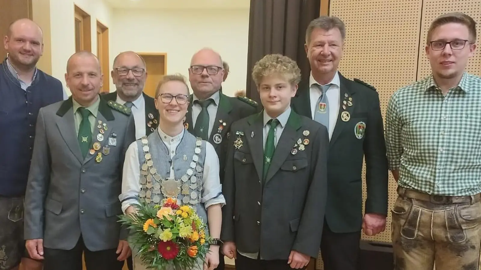 Ehrungen gab es für Mitglieder des Schützenvereins Concordia Konnersreuth und andere Mitglieder von Vereinen des Stiftlandgaus. Im Bild (hinten, von links) Gauschützenmeister Florian Greil, Wolfgang Weiß, Martin Dietz, Manfred Zölch, Zweiter Gauschützenmeister Martin Riedl sowie (vorne, von links) Bernhard Weber, Sabrina Hößl und Michael Bauer. (Bild: Martin Dietz/exb)