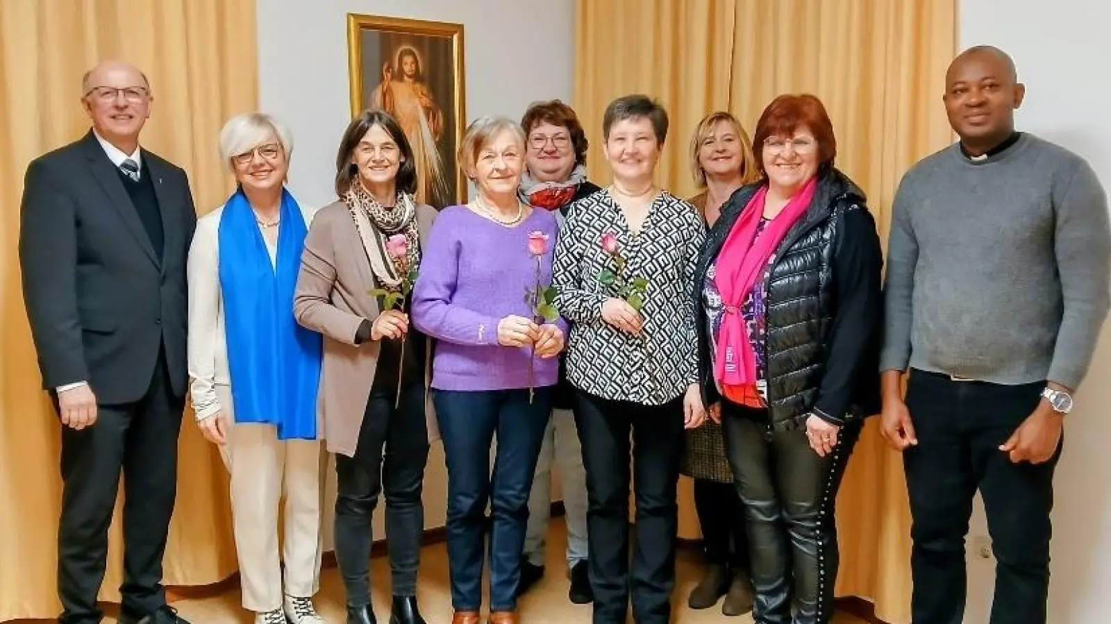 Pfarrer Herbert Rösl (links), Pfarrvikar Kenneth Onuoha (rechts), hinten links: Fau Rita Kammerer, hinten rechts: Frau Martha Bauer, mit den geehrten Mitgliedern und den beiden Vorstandsfrauen Elisabeth Dietz und Irene Zangl. (Bild: Irene Zangl)