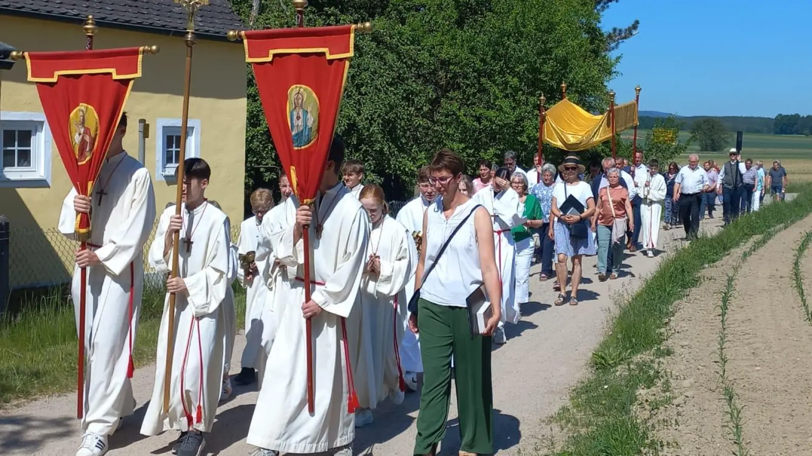 Die Ministranten führten die Prozession durch Felder und Fluren an. (Bild: Johann Lobinger)
