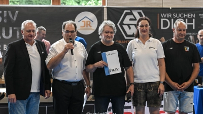 Übergabe der Urkunde (Bild: Jonas Loeffler)
