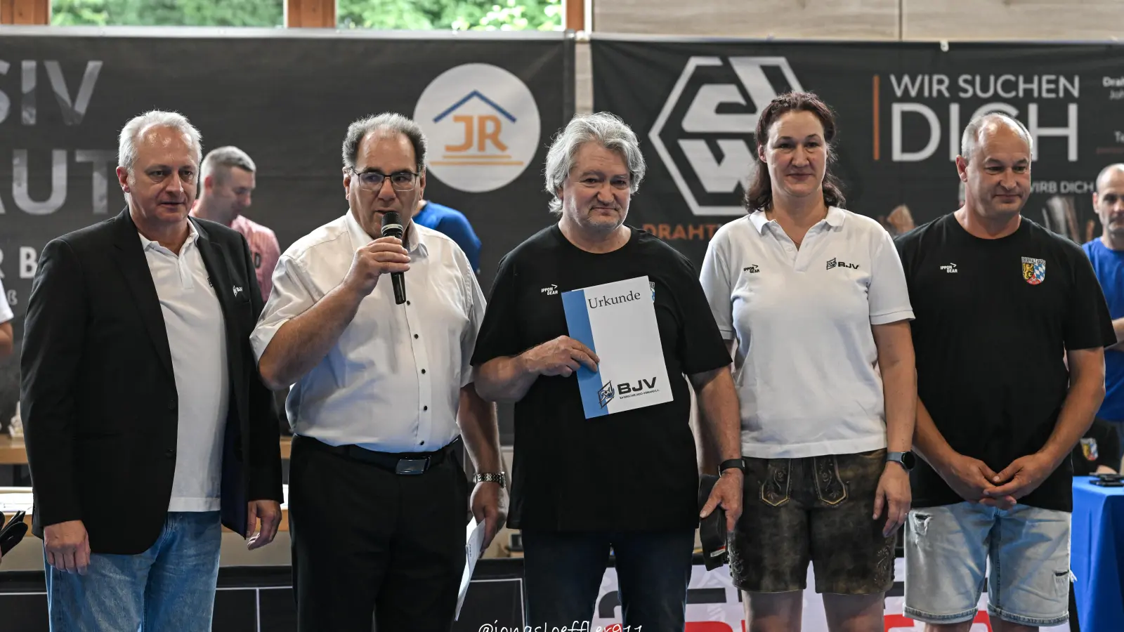 Übergabe der Urkunde (Bild: Jonas Loeffler)