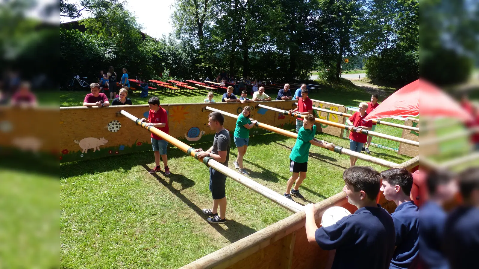 Wettkämpfe wie das Riesenkickerturnier wurde bei der KLJB reglmäßig ausgetragen, wie hier auf dem Sportplatz in Döllnitz (Bild: sl)