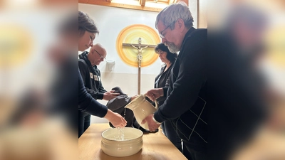 Symbolische Händewaschung für die Reinigung und innere Vorbereitung auf das Paschafest durch den Hausvater Pfarrer Markus Ertl (Bild: Christian Girster)