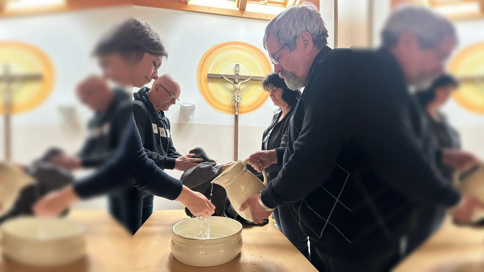 Symbolische Händewaschung für die Reinigung und innere Vorbereitung auf das Paschafest durch den Hausvater Pfarrer Markus Ertl (Bild: Christian Girster)