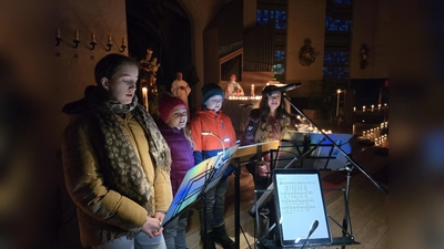 Obwohl es noch früh am Morgen war, sangen die Kinder mit ihren kräftigen Stimmen die Lieder zur Roratemesse schwungvoll vor und machten damit den Gottesdienst zu einem feierlichen Erlebnis.  (Bild: Wolfgang Schöpf)