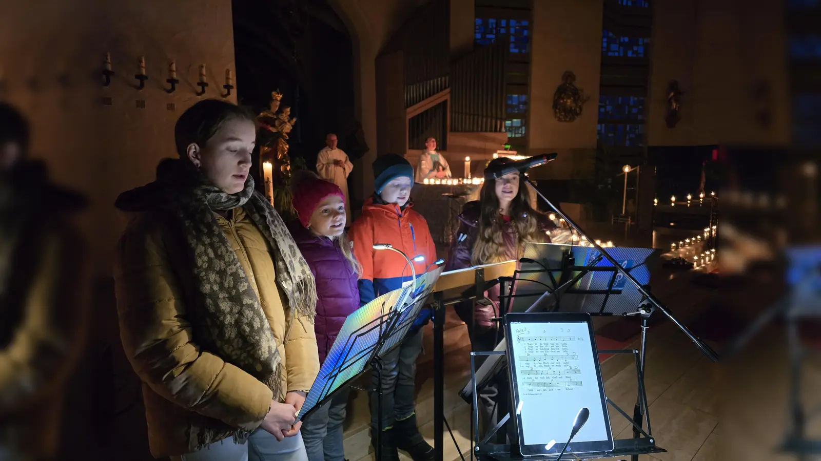 Obwohl es noch früh am Morgen war, sangen die Kinder mit ihren kräftigen Stimmen die Lieder zur Roratemesse schwungvoll vor und machten damit den Gottesdienst zu einem feierlichen Erlebnis.  (Bild: Wolfgang Schöpf)