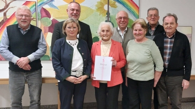 Die Verantwortlichen der KAB mit (von links): Otto Held, Stadtpfarrer Josef Irlbacher, Hildegard Zimmer-Sperl, Manfred Baldauf, Jubilarin Margareta Bauer, Georg Müllner, Anna Schneider und Josef Schlaffer  (Bild: Josef Sperl )
