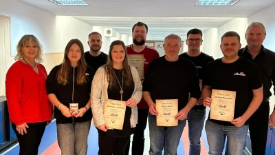 Die zu ehrenden Vereinsmeister 2025 und Verleihung der Urkunden 3x9 (Bild: Martina Lorenz)