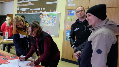 Das Jugendrotkreuz Mitterteich informierte die Besucher beim Schulfest über ihre Aktivitäten.  (Bild: Brigitte Pfennig)