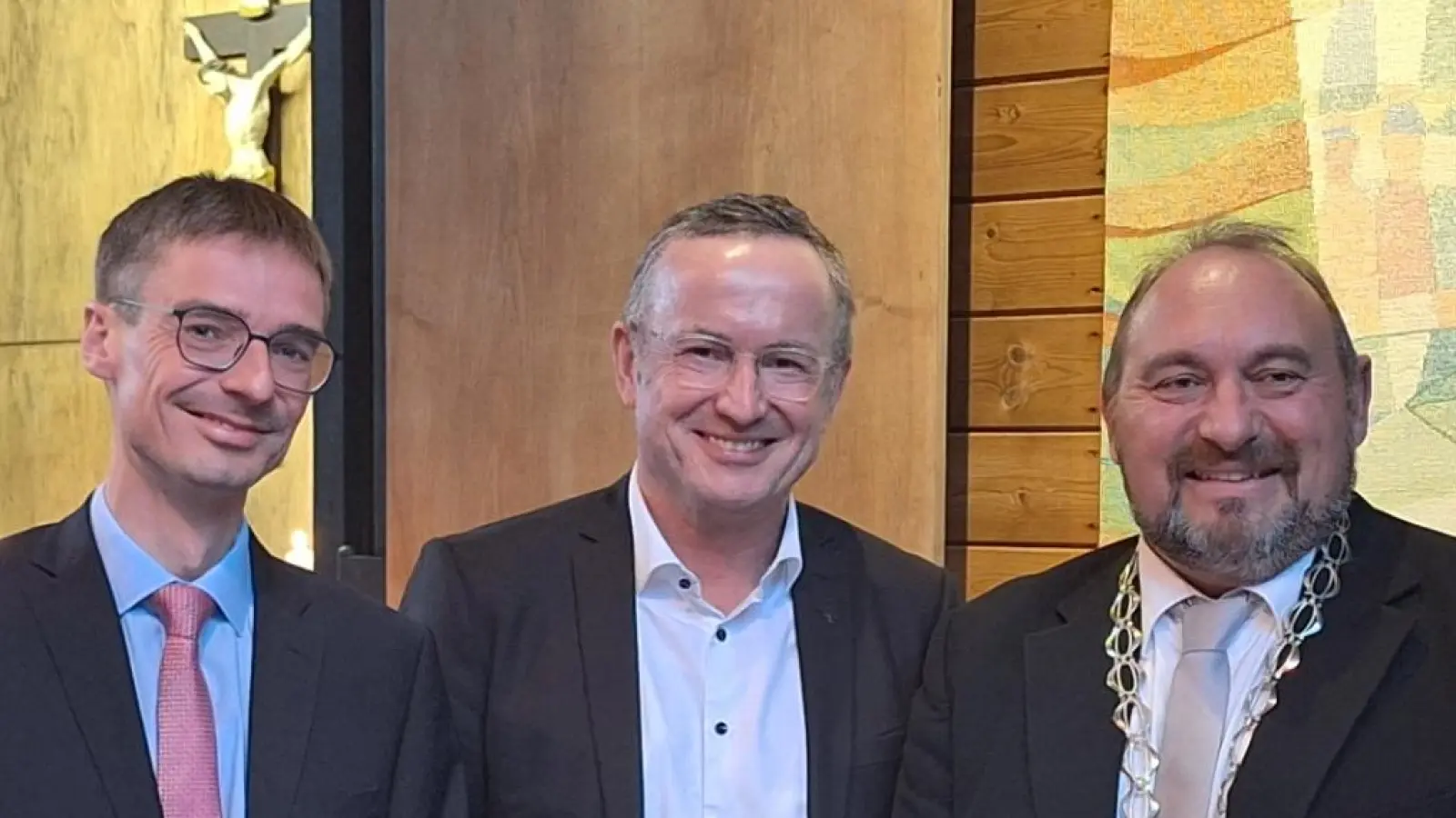 Landesbischof Christian Kopp trägt sich in das goldene Buch der Gemeinde Neusorg ein. Von links nach rechts: Pfarrer Michael Kelinske, Landesbischof Christian Kopp, Bürgermeister Oliver Becher (Bild: Gabriele Rubenbauer)