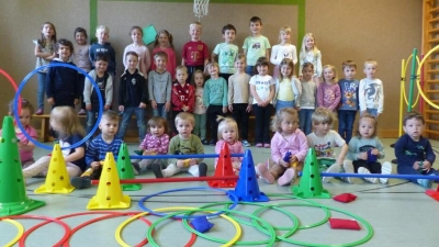 Einen neuen Parcours für die Turnstunden bekam der Kindergarten St. Andreas vom Elternbeirat spendiert. (Bild: Tanja Schlehuber)