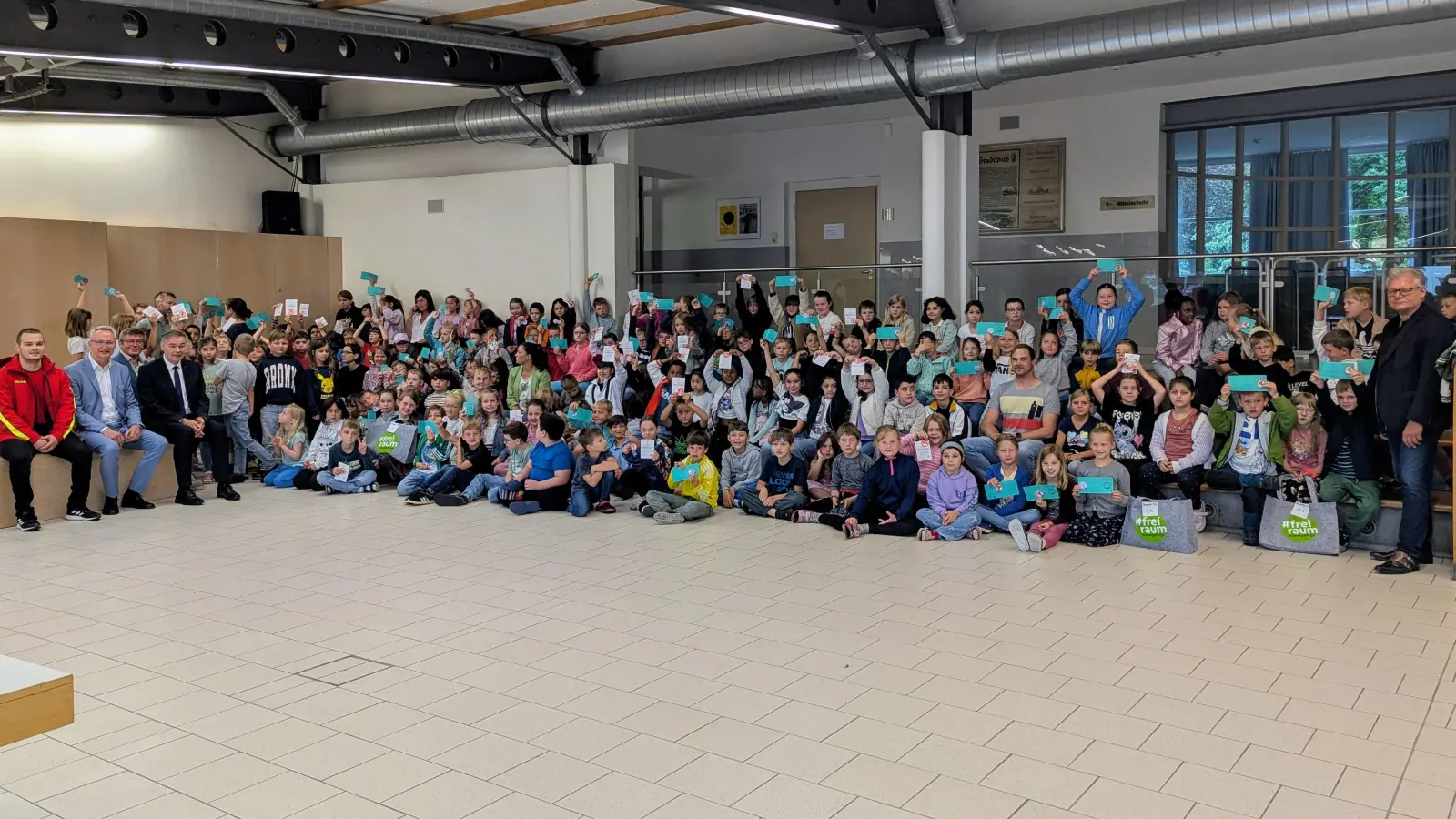Zum Abschluss der Woche erhielten alle Kinder eine persönliche Urkunde sowie eine süße Überraschung, die über die Klassenlehrkräfte verteilt wurden. (Bild: Anke Fähnrich)