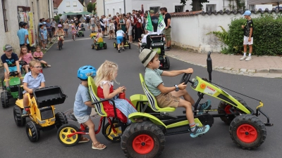 Große Freude hatten die kleinen Gäste des Riedener Pfarrfestes bei der ersten Tretbulldogausfahrt. (Bild: Michael Rabenhofer)