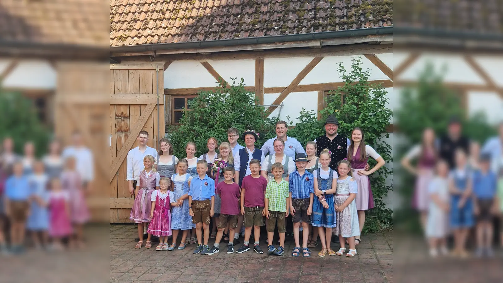 Kleine und große Kirwapaare tanzen am Wochenende in Ransbach beim Winter-Stodl und der großen, schattenspendenden Linde den Kirwabaum aus. Zusammen mit der Dorfgemeinschaft freuen sie sich auf viele Gäste.  (Bild: Paul Böhm)