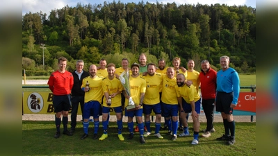 die Seigereiche Mannschaft aus Schnaittenbach / Hirschau mit Sponsor Anton Bruckmüller 2.v.r und Turnierleiter Christian Humml 2. v.l.  (Bild: pop)