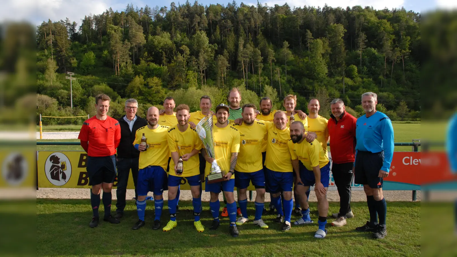 die Seigereiche Mannschaft aus Schnaittenbach / Hirschau mit Sponsor Anton Bruckmüller 2.v.r und Turnierleiter Christian Humml 2. v.l.  (Bild: pop)