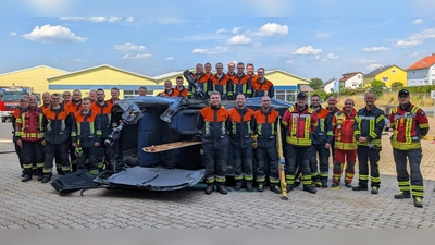 Die Teilnehmer am Übungstag „Technische Hilfeleistung” bei der Feuerwehr Plößberg mit der Firma „Weber-Rescue”. (Bild: Florian Trißl)
