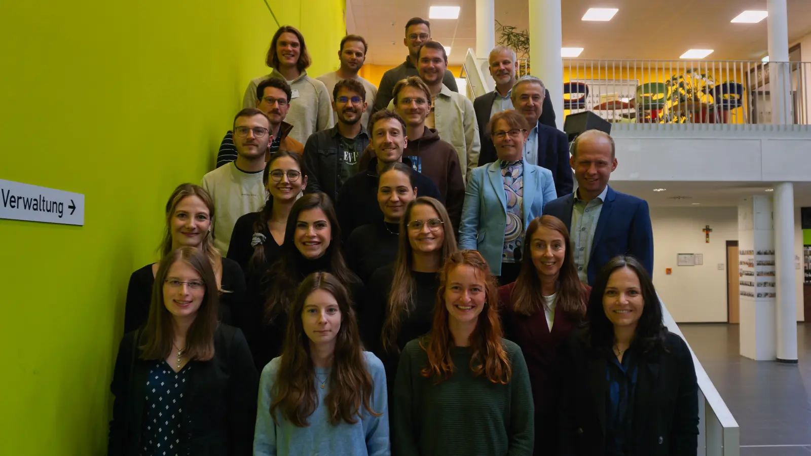 Die neuen Referendare der Beruflichen Schulen in Weiden und Neustadt mit ihren Schulleitern und Seminarlehrern (Bild: Tamara Schildwächter)