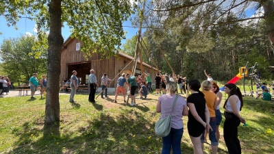 : unter fachkundiger Anleitung von Josef Schleicher hievten die Helfer mit 4 Schwalben den Baum in die Senkrechte.  (Bild: Matthias Friedl)
