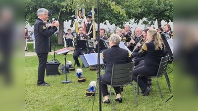 Die Knappschaftskapelle der Stadt Amberg bei einer Serenade. (Bild: Sabine Lottner)