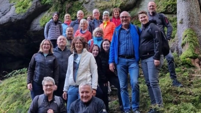 Bunte Wälder und raschelndes Laub begleitete die Wandergruppe (Bild: Walther Piehler)