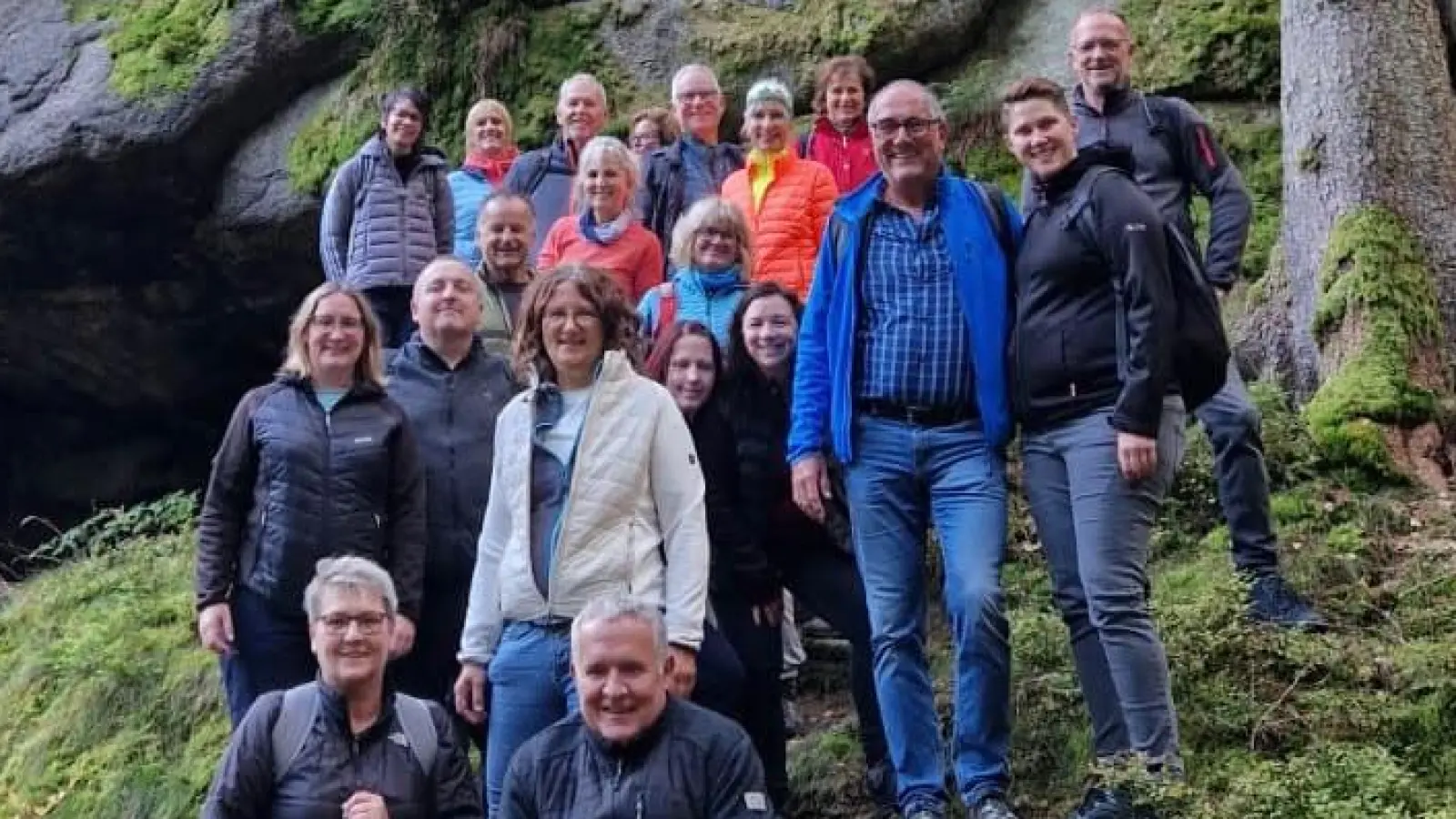 Bunte Wälder und raschelndes Laub begleitete die Wandergruppe (Bild: Walther Piehler)
