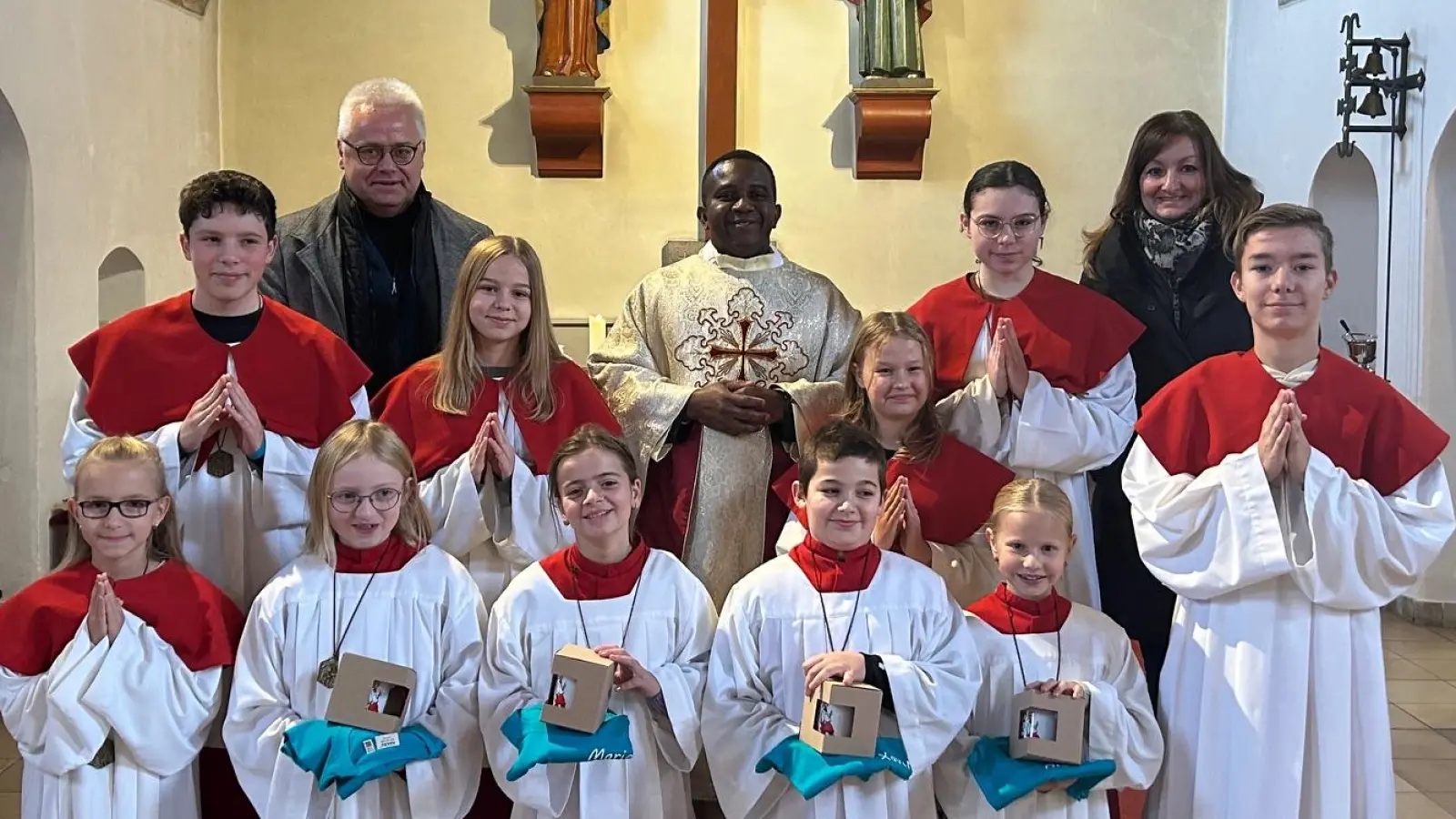 Die vier neuen Lausbuben und -mädels Gottes zusammen mit ihren Kollegen, Pfarrvikar Dr. Linus, sowie Pfarrgemeinderatssprecher Roman Melzner (links) und seiner Stellvertreterin Maria Bock (rechts).<br> (Bild: Roman Melzner)