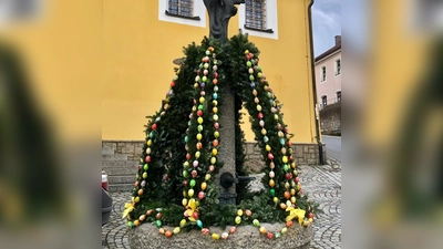 Der Marienbrunnen wurde zum Osterbrunnen und mit den 500 bunten Eier geschmückt (Bild: Maria Winter)
