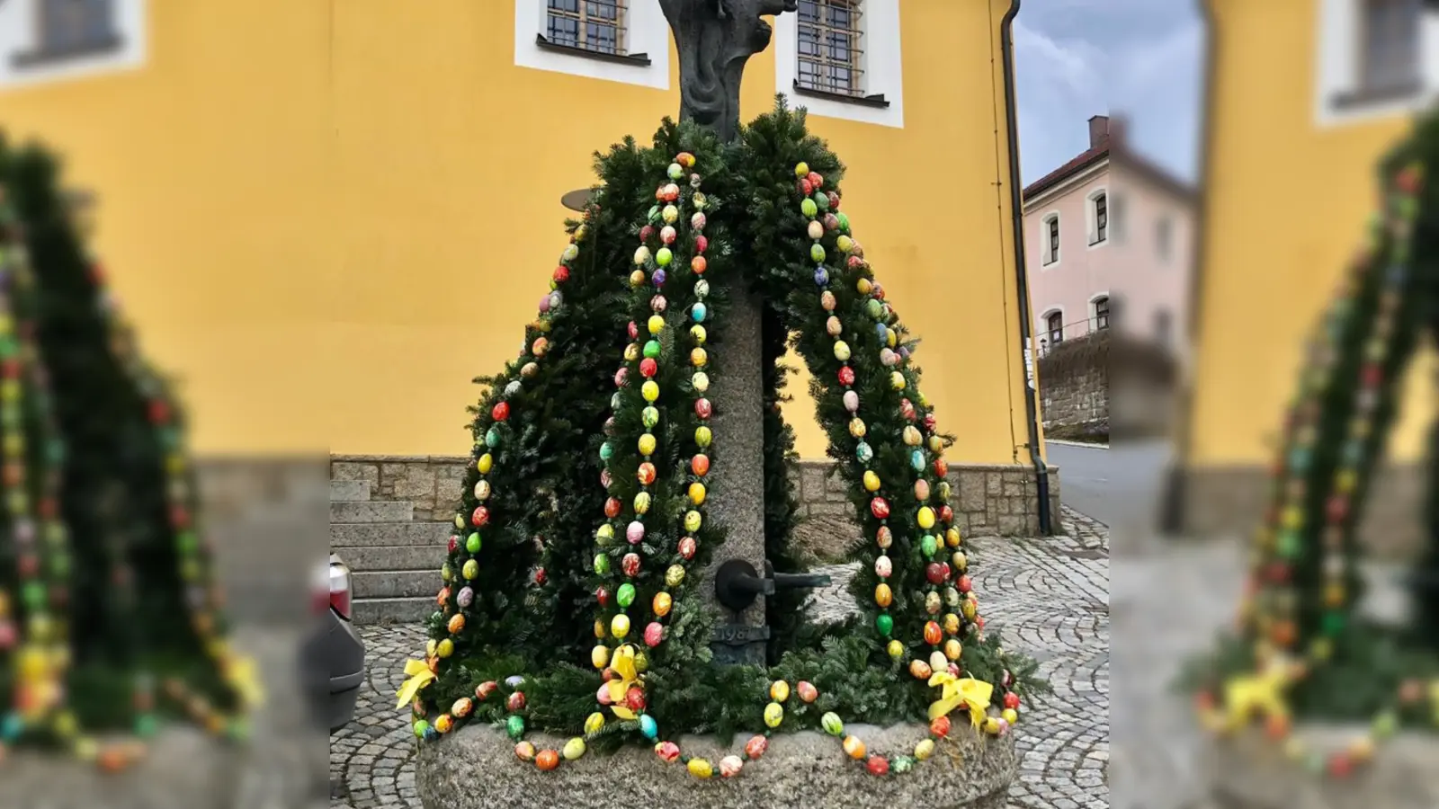 Der Marienbrunnen wurde zum Osterbrunnen und mit den 500 bunten Eier geschmückt (Bild: Maria Winter)