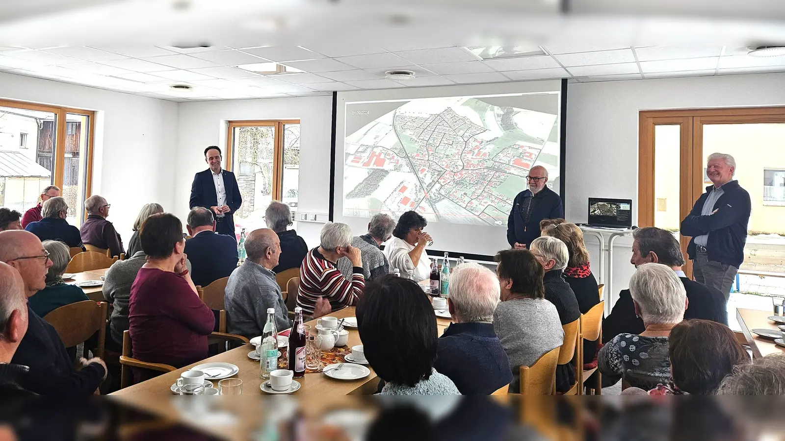 Altbürgermeister Werner Renner, Seniorenbeauftragter Rudi Gruber und Bürgermeister Hans-Jürgen Strehl (von rechts) bei den Fragen der Bürger. (Bild: Maria Held)