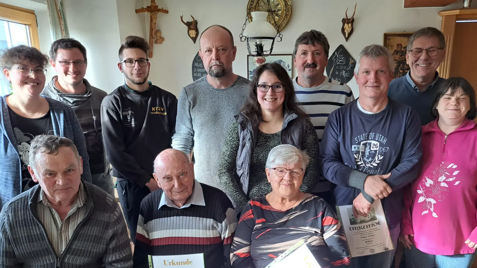 Ehrungen beim Kleintierzuchtverein: Im Bild vorne von links Bernhard Gleißner, Manfred Schmid, Monika Schmid, hinten von links Ramona Tretter, Andreas Hendl, Simon Hausknecht, Thomas Hoffmann, Nadja Dostler, Helmut Dostler, Jürgen Krüger, Oskar Schuster, Nadine Mitlmeier. (Bild: Josef Hanauer/exb)