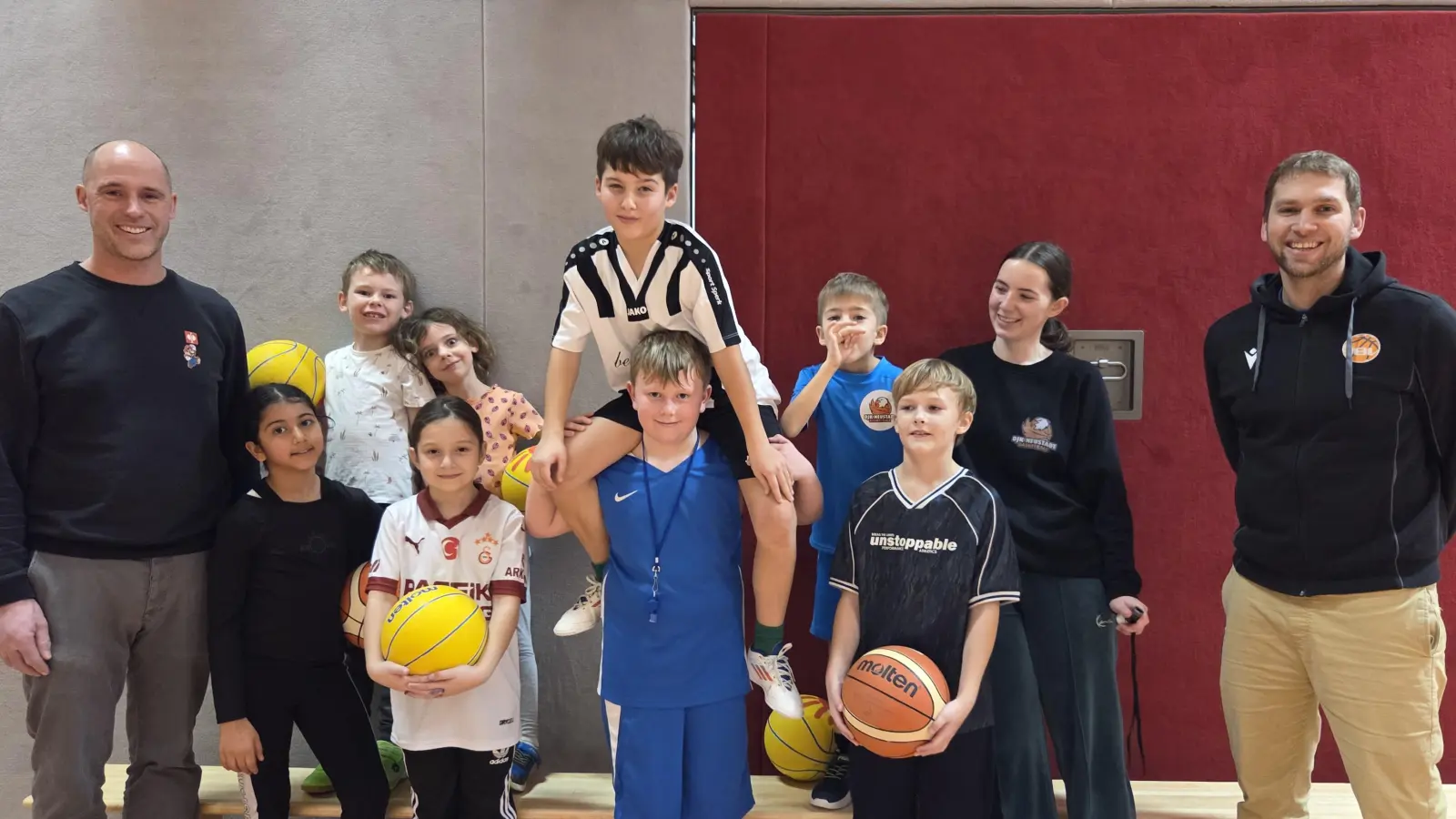 Vorsitzender Jens Simon und Abteilungsleiter Stefan Merkl freuen sich über die Begeisterung der Kinder. (Bild: Jens Simone)