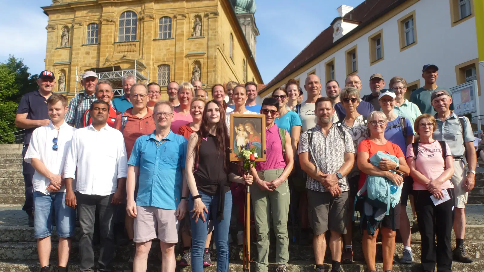 Angekommen auf dem Heiligen Berg der Oberpfalz: Die Pilgergruppe aus Weiherhammer mit Pater Prince, Leiter Thomas Rauch und Gnadenbildträgerin Stefanie Langner(vorne von links) (Bild: Siegfried Bock)