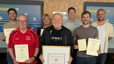 1. Vorstand Markus Luber (r) ehrte zusammen mit Bürgermeister Christian Beyer (3.v.r.) die Jubilare (v.l.) Uwe Rupprecht, Reinhard Heltner, Günther Engel, Ehrenmitglied Konrad Strack und Daniel Witt. (Bild: Barbara Rupprecht)