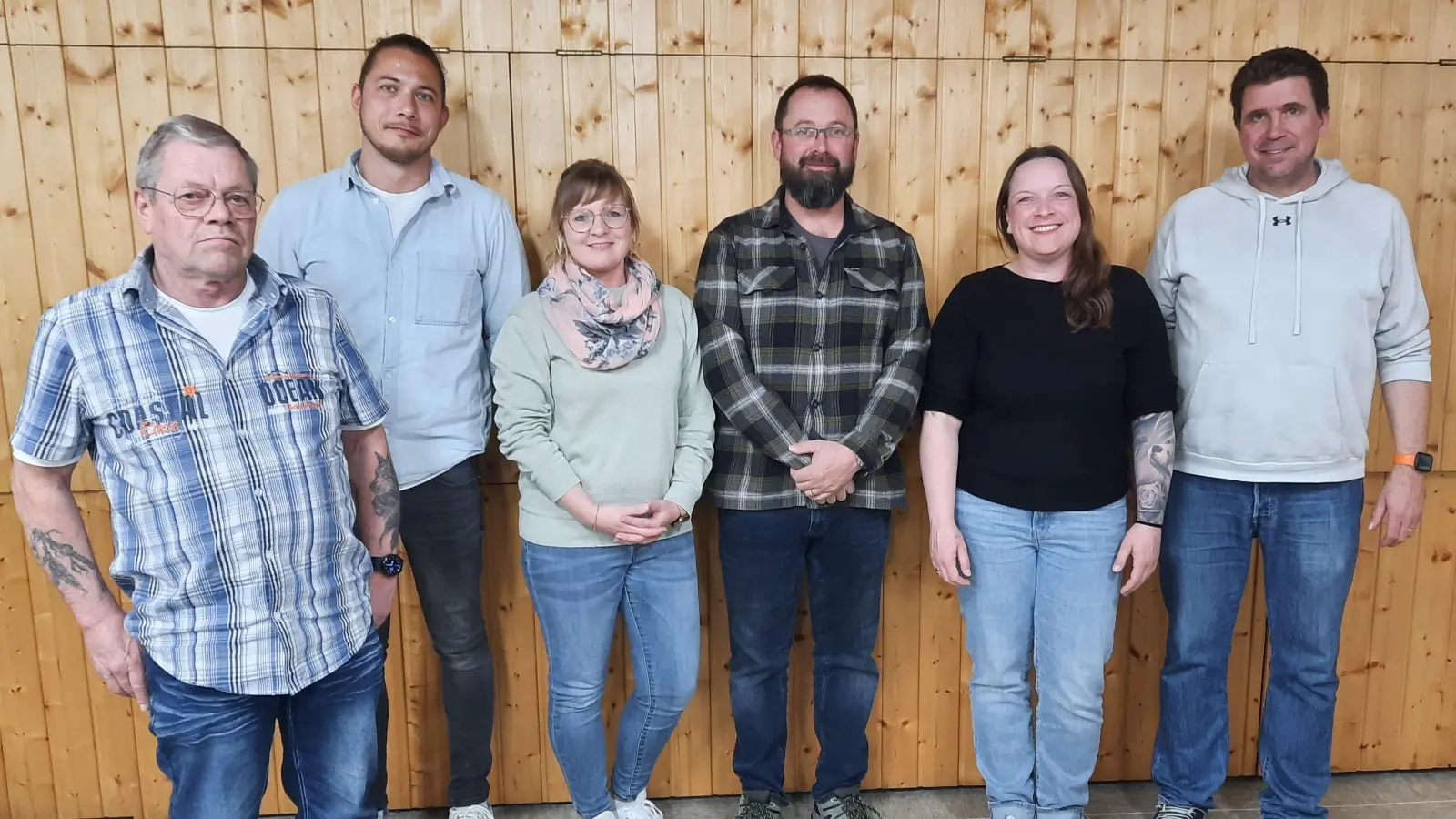 Viele neue Mitglieder beim Fischereiverein. (von links nach rechts): Manfred Orywol, Fabian Adler, Carolin Rall, Max Rall, Christina Fischer und Tim Jüntgen (1. Vorsitzender). (Bild: Gerhard Doerfler)